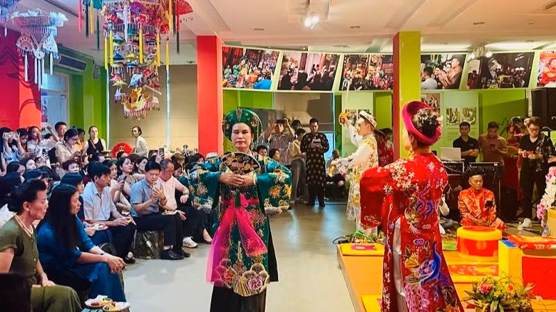 Phần trình diễn khăn chầu áo ngự.