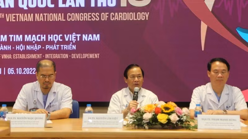 GS, TS Nguyễn Lân Việt, Phó Chủ tịch thường trực Hội tim mạch học Việt Nam phát biểu tại Đại hội.