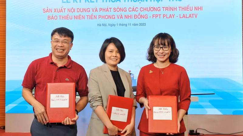 Tổng Biên tập Báo Thiếu niên Tiền phong và Nhi đồng Nguyễn Phan Khuê, Phó Giám đốc LalaTV Đặng Hồng Nga và Phó Tổng Giám đốc FPT Play Tô Nam Phương trao ký kết hợp tác.