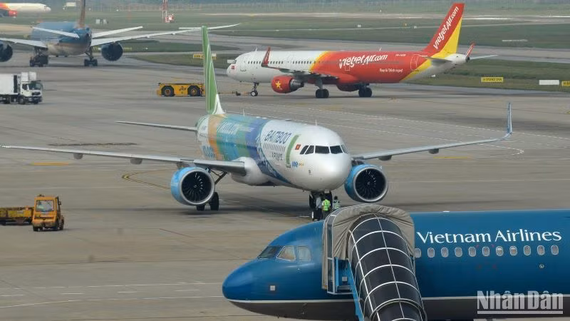 Đối với chuyến bay chậm kéo dài, khi hành khách có yêu cầu, hãng hàng không phải bồi thường ứng trước không hoàn lại cho hành khách đã được xác nhận chỗ và có vé trên chuyến bay.