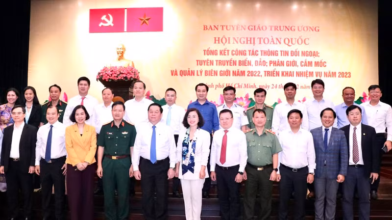 Các đại biểu dự Hội nghị chụp ảnh lưu niệm.