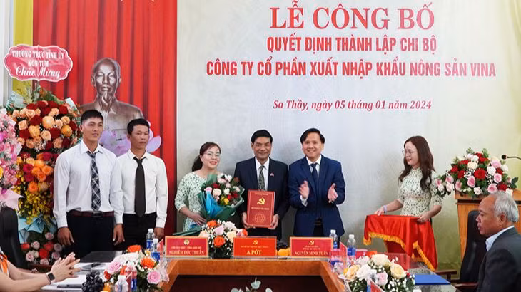 Trao Quyết định về công tác tổ chức, cán bộ tại Chi bộ Công ty Cổ phần Xuất nhập khẩu Nông sản Vina