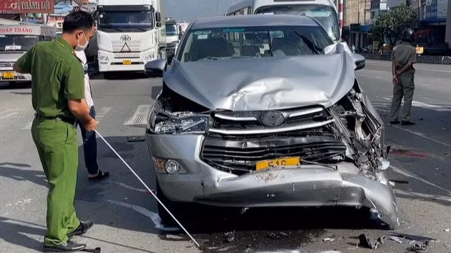 Lực lượng Công an tiến hành khám nghiệm hiện trường, điều tra nguyên nhân vụ tai nạn.