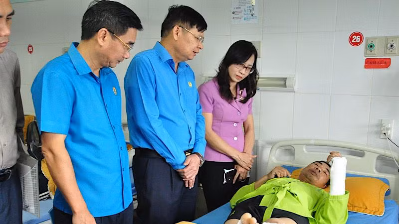 Đoàn công tác thăm hỏi các công nhân tại Bệnh viện đa khoa tỉnh Yên Bái.