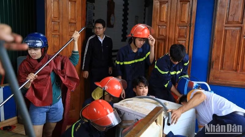 Các lực lượng chức năng hỗ trợ người dân di chuyển tài sản ra khỏi khu vực ảnh hưởng sụt lún.