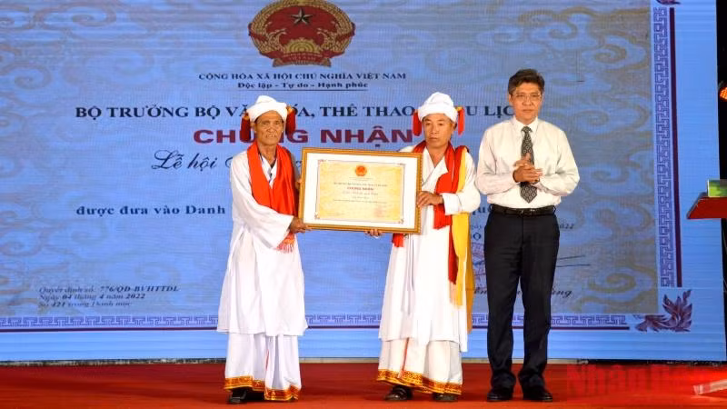 Đại diện lãnh đạo Ủy ban nhân dân tỉnh Bình Thuận trao Bằng chứng công nhận Lễ hội Katê của người Chăm tỉnh Bình Thuận được đưa vào danh mục Di sản văn hóa phi vật thể quốc gia cho đại diện Hội đồng chức sắc Bà-la-môn giáo tỉnh Bình Thuận.