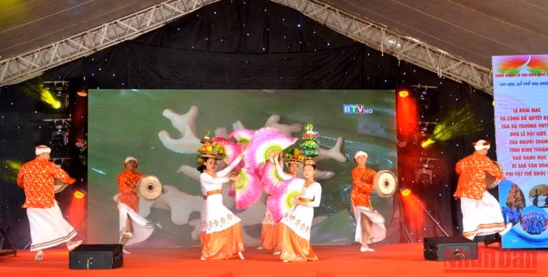 Biểu diễn múa hát truyền thống dân tộc Chăm khai mạc Lễ hội Katê 2022.