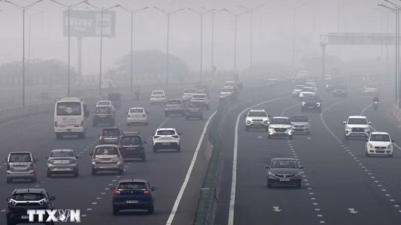 Khói mù ô nhiễm bao phủ dày đặc tại New Delhi, Ấn Độ. (Ảnh: AFP/TTXVN)