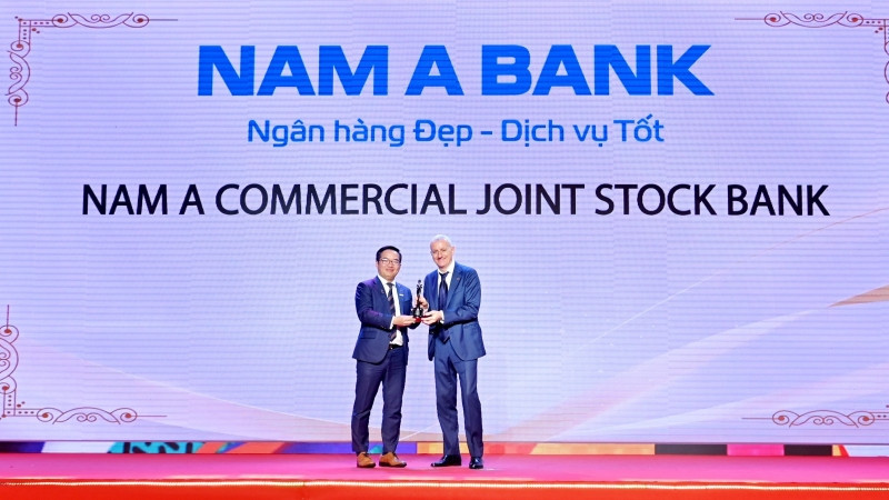 Đại diện Nam A Bank, ông Võ Hoàng Hải, Phó Tổng giám đốc (trái) nhận giải thưởng từ Ban tổ chức.