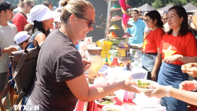 Các món ăn của Việt Nam thu hút khách thăm quan một lễ hội. (Ảnh minh họa. Ngọc Biên/TTXVN)