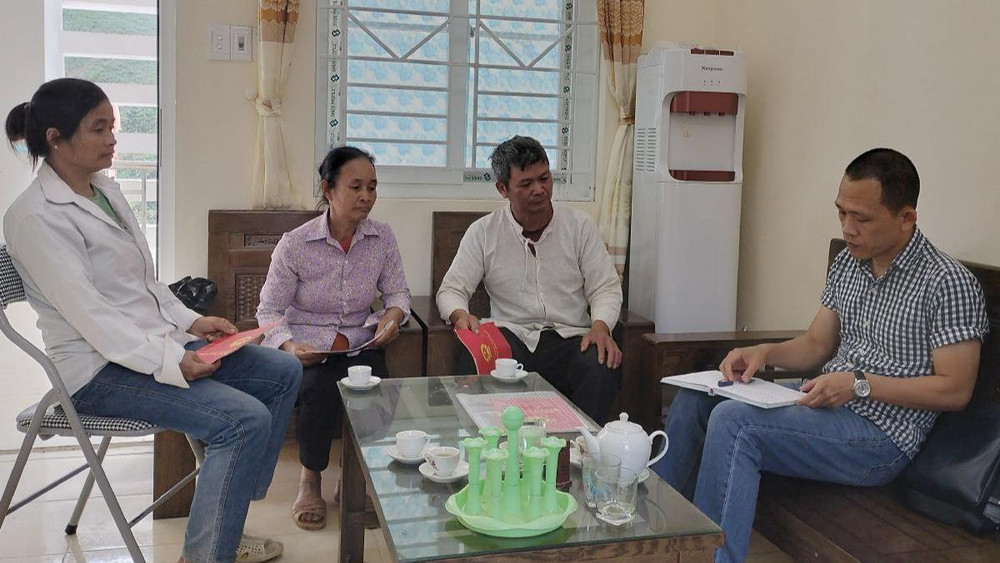 Đại diện các hộ dân làm việc với phóng viên Báo Nhân Dân.
