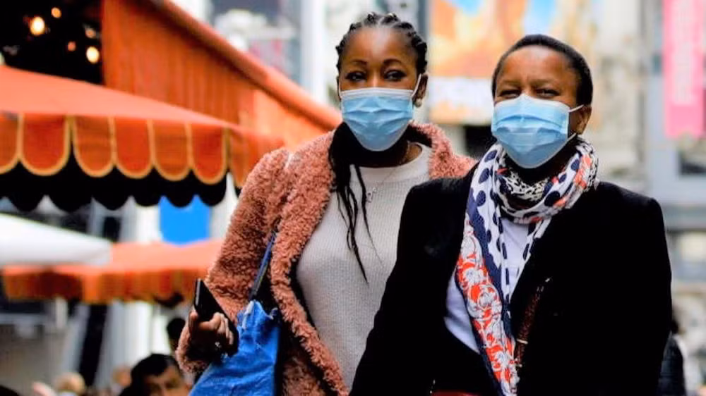 Tại Pháp, khẩu trang ở thời điểm hiện nay chưa bắt buộc tại các điểm công cộng, nhưng cũng đã được các chuyên gia y tế khuyến cáo, nhằm bảo vệ sức khỏe của chính người dân và những người chung quanh. (Ảnh: Reuters)