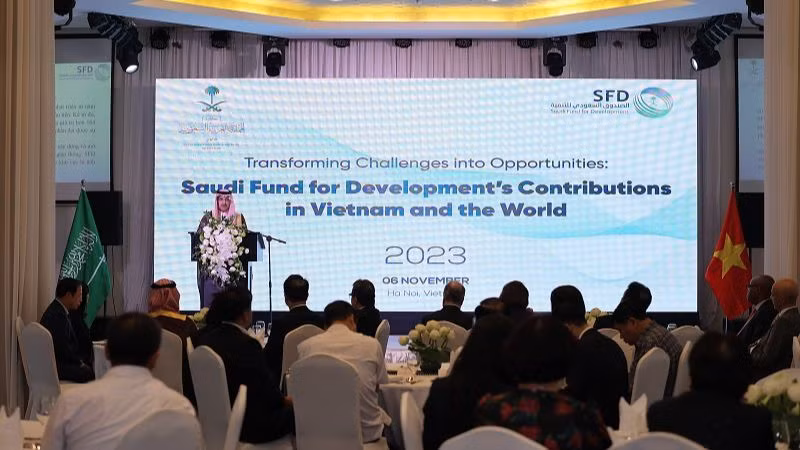 Giám đốc điều hành SFD Sultan Al-Marshad chia sẻ ý kiến tại sự kiện.