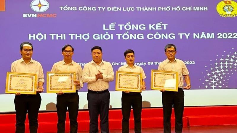 Ông Luân Quốc Hưng trao giải cho các thí sinh đoạt giải tại Hội thi.