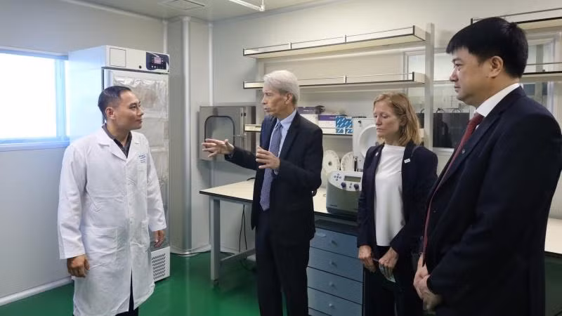 Cán bộ Trung tâm Giám định ADN giới thiệu hoạt động giám định của Trung tâm với ông Tim Rieser - cố vấn cao cấp về chính sách đối ngoại cấp cao của Thượng nghị sĩ Patrick Leahy và bà Aler Grubbs, Giám đốc USAID Việt Nam.