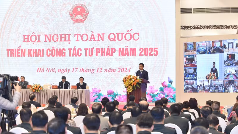 Phó Thủ tướng mong muốn các ban, bộ, ngành Trung ương, địa phương quan tâm, chia sẻ, phối hợp chặt chẽ với Bộ, ngành tư pháp, bảo đảm nguồn lực và các điều kiện cần thiết khác nhằm nâng cao hơn nữa chất lượng, hiệu quả công tác tư pháp. (Ảnh: VGP/Đức Tuân)