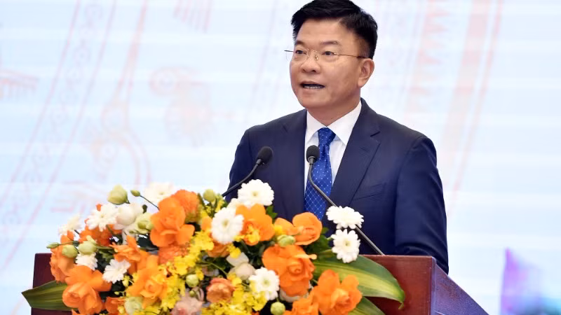 Phó Thủ tướng Lê Thành Long yêu cầu quán triệt nghiêm túc, đẩy mạnh thực hiện các chỉ đạo của Tổng Bí thư trong cuộc làm việc với Ban Cán sự Đảng Bộ Tư pháp, trong đó, lưu ý việc đổi mới tư duy xây dựng pháp luật, dứt khoát từ bỏ tư duy "không quản được thì cấm". (Ảnh: VGP/Đức Tuân)