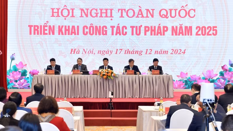 Phó Thủ tướng đề nghị Bộ Tư pháp làm tốt công tác xây dựng, trình Bộ Chính trị ban hành Chỉ thị về "Đổi mới công tác xây dựng và thi hành pháp luật đáp ứng yêu cầu phát triển đất nước trong kỷ nguyên mới", trong đó cần lưu ý lấy ý kiến của các tầng lớp, cơ quan, bộ, ngành. (Ảnh: VGP/Đức Tuân)
