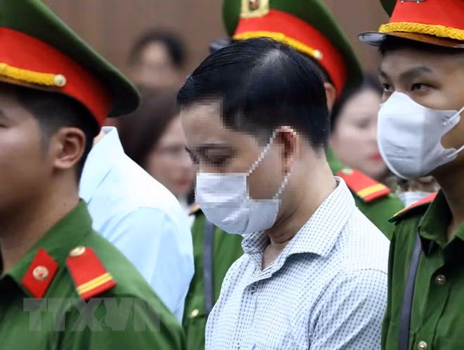 Bị cáo Phạm Trung Kiên, cựu Thư ký Thứ trưởng Y tế, nghe tòa tuyên án. (Ảnh: Phạm Kiên/TTXVN)