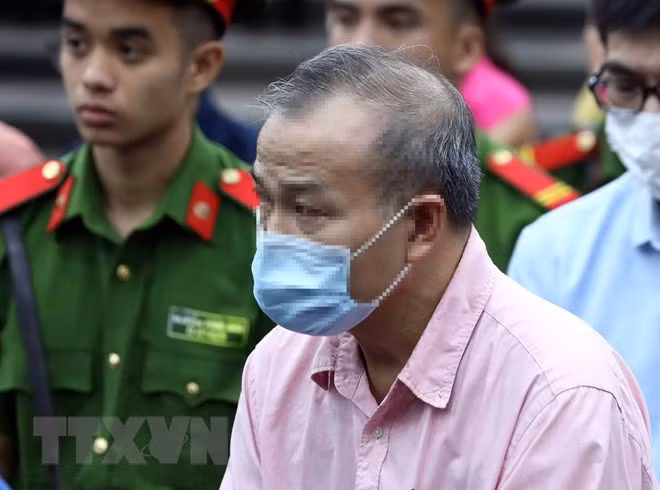 Bị cáo Vũ Hồng Nam, cựu Đại sứ Việt Nam tại Nhật Bản, nghe tòa tuyên án. (Ảnh: Phạm Kiên/TTXVN)