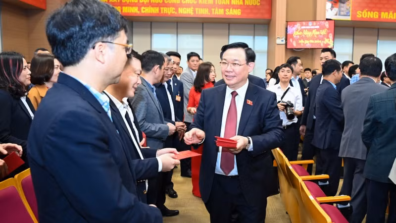 Chủ tịch Quốc hội Vương Đình Huệ lì xì đầu năm mới cho cán bộ, công chức, người lao động tại Kiểm toán Nhà nước. (Ảnh: DUY LINH)