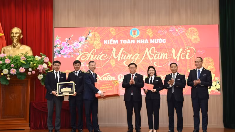 Chủ tịch Quốc hội Vương Đình Huệ tặng quà Tết cho Kiểm toán Nhà nước. (Ảnh: DUY LINH)