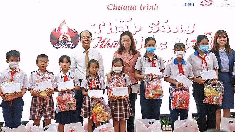 Đại diện Hội Bảo vệ quyền lợi trẻ em trao các phần quà, học bổng tặng thiếu nhi có hoàn cảnh khó khăn tỉnh Bạc Liêu.