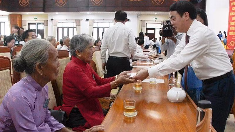 Tặng quà cho các đại biểu có công với cách mạng.