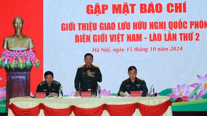 Đại tá Tống Văn Thanh, Phó Cục trưởng Cục Tuyên huấn chủ trì gặp mặt báo chí giới thiệu Giao lưu hữu nghị quốc phòng biên giới Việt Nam-Lào lần thứ 2.