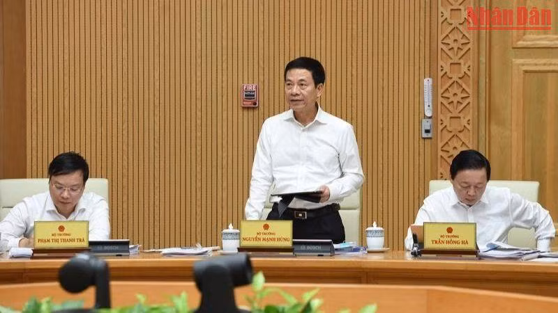 Bộ trưởng Thông tin và Truyền thông phát biểu tại phiên họp.