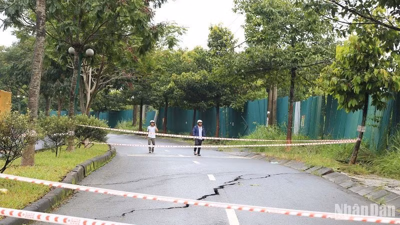 Ngành chức năng thành phố Gia Nghĩa đã tổ chức cắm biển cấm phương tiện qua lại ở hai đầu điểm nứt, gãy.