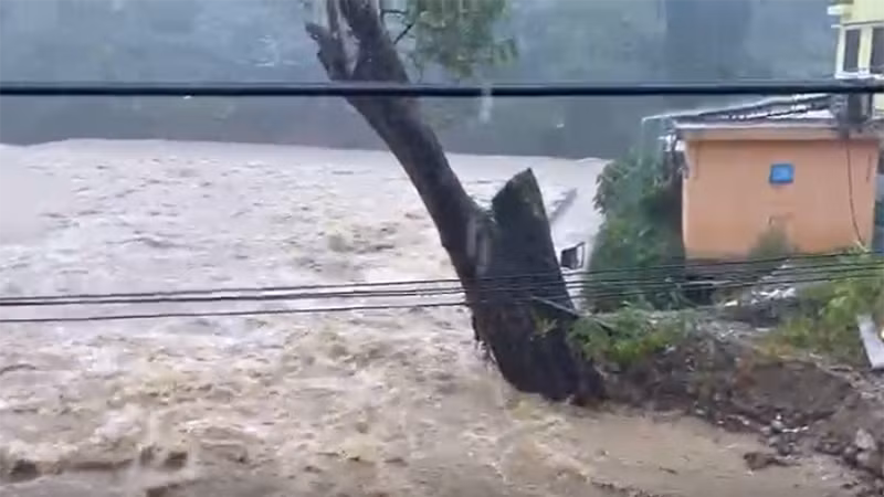 Mưa lớn, nước sông trên sông Leng (xã Trà Leng, huyện Nam Trà My) chảy xiết, đe dọa bờ kè phía sau Trường tiểu học Trà Leng.