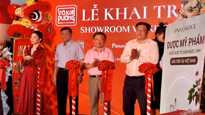 Các đại biểu dự lễ khai trương showroom Võ Kim Đường.