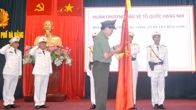 Thừa ủy quyền của Chủ tịch nước, Thiếu tướng Vũ Xuân Viên trao tặng Huân chương Bảo vệ Tổ quốc hạng Nhì cho Đội Cảnh sát hình sự Công an huyện Hòa Vang.