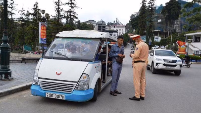 Lực lượng chức năng kiểm tra, nhắc nhở lái xe chấp hành qui định về lưu thông và đỗ xe đúng nơi quy định.