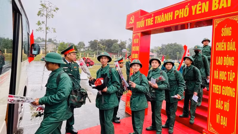 Tuổi trẻ thành phố nô nức lên đường làm nghĩa vụ quân sự tại ngũ. (Ảnh: THANH SƠN)