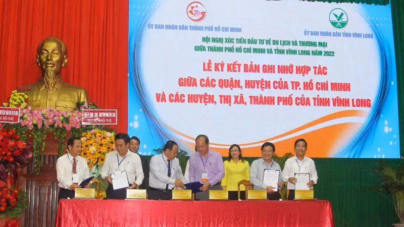 Lễ ký kết hợp tác giữa TP Hồ Chí Minh và tỉnh Vĩnh Long. (Ảnh: BÁ DŨNG)