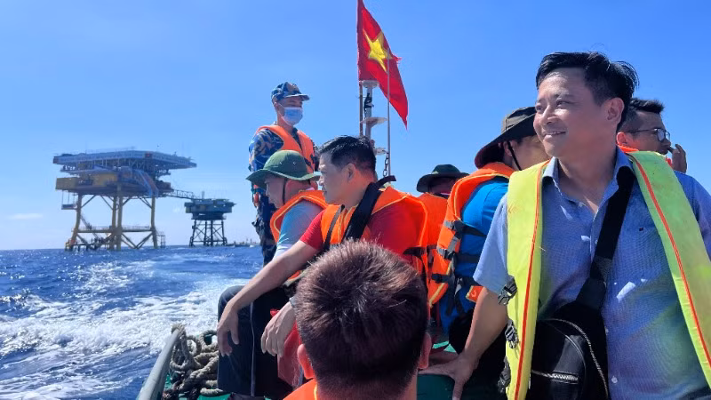 Các phóng viên trong chuyến công tác tại quần đảo Trường Sa và Nhà giàn DK1. (Ảnh: MINH QUYẾT) 