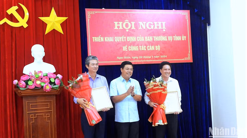 Ủy viên Trung ương Đảng, Bí thư Tỉnh ủy Cà Mau Nguyễn Tiến Hải tặng hoa chúc mừng tân Bí thư Huyện ủy Ngọc Hiển (bìa trái) và tân Giám đốc Sở Nội vụ (bìa phải).