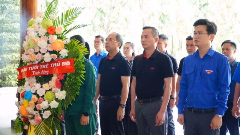 Đoàn công tác dâng hương tại Nhà bia tưởng niệm thanh niên xung phong toàn quốc.