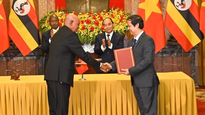 Bộ trưởng Giáo dục và Đào tạo Nguyễn Kim Sơn trao bản ghi nhớ hợp tác trong lĩnh vực giáo dục và đào tạo với Bộ Giáo dục và Thể thao Uganda. (Ảnh: Duy Linh)