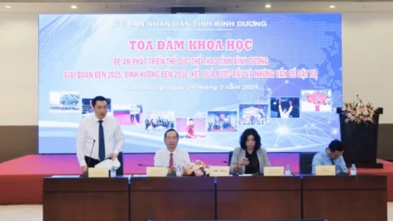 Đoàn chủ tọa điều hành buổi Tọa đàm khoa học.