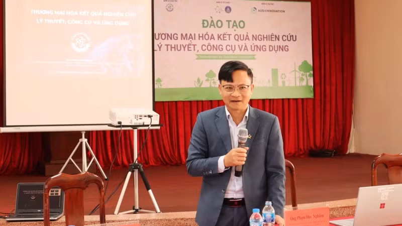 Ông Phạm Đức Nghiệm, Phó Cục trưởng Cục Phát triển thị trường và doanh nghiệp khoa học và công nghệ kiêm Giám đốc Ban Quản lý dự án hỗ trợ kỹ thuật Trung tâm đổi mới sáng tạo ứng phó với biến đổi khí hậu Việt Nam phát biểu tại khóa đào tạo.