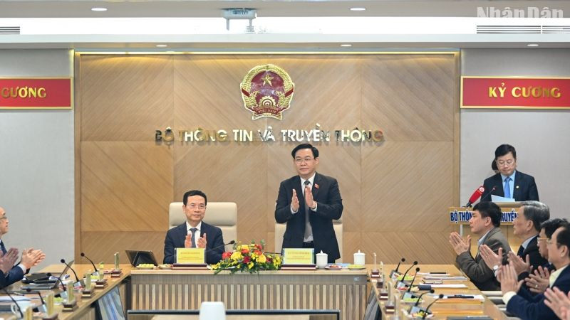 Chủ tịch Quốc hội Vương Đình Huệ chủ trì buổi làm việc với Bộ Thông tin và Truyền thông. (Ảnh: Duy Linh)
