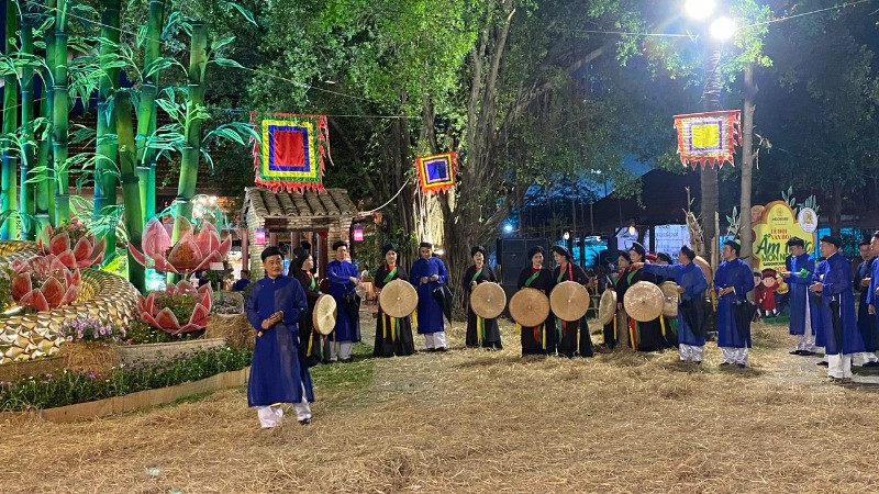 Các nghệ sĩ hát quan họ tại Lễ hội Văn hóa ẩm thực, Món ngon Saigontourist Group 2025.