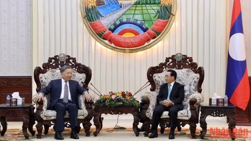 Thủ tướng Lào Phankham Viphavanh trao đổi với Bộ trưởng Công an Tô Lâm tại buổi tiếp. (Ảnh: Trịnh Quốc Dũng)