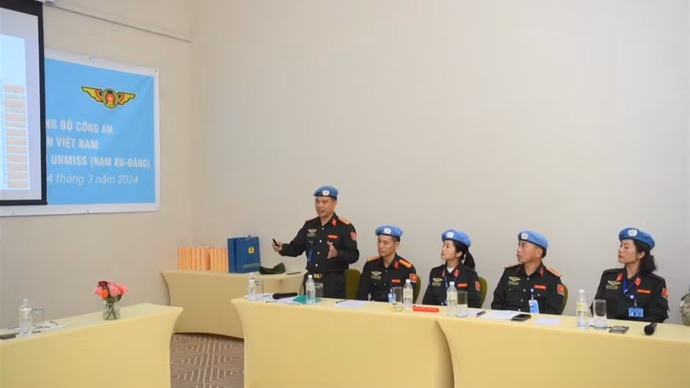 Thay mặt các sĩ quan Công an nhân dân tham gia gìn giữ hòa bình Liên hợp quốc, Đại tá Lê Quốc Huy báo cáo kết quả thực hiện nhiệm vụ tại Nam Sudan.