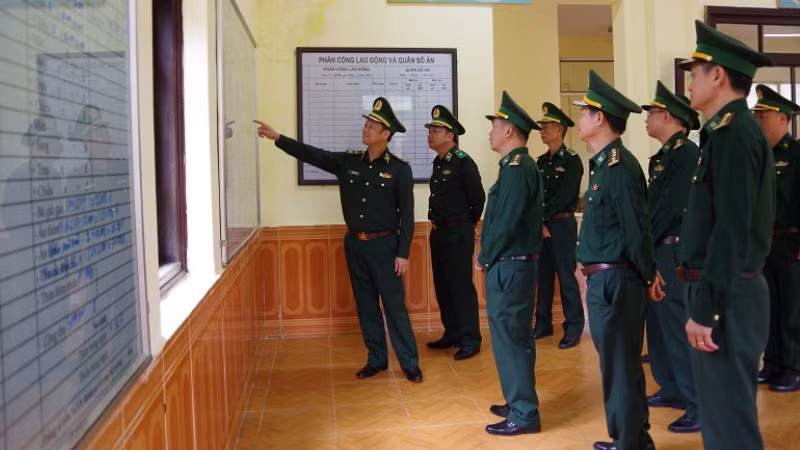 Trung tướng Nguyễn Anh Tuấn, Chính ủy Bộ đội Biên phòng cùng đoàn công tác kiểm tra lịch công tác của lãnh đạo chỉ huy Đồn Biên phòng Mường Pồn.