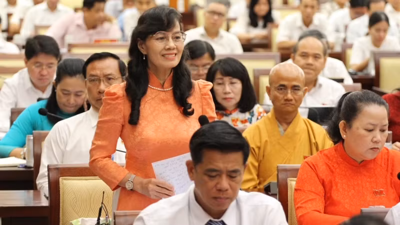 Các đại biểu thảo luận tại kỳ họp.