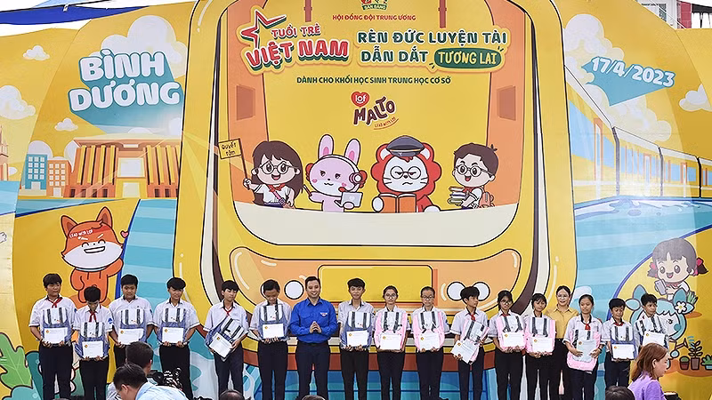 Đại diện Ban tổ chức trao quà tặng thiếu nhi có hoàn cảnh khó khăn tại Ngày hội.